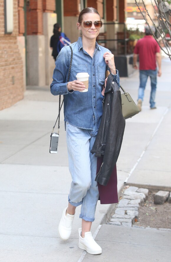 Jaime King porte son téléphone en bandoulière à New York le 20 juin 2016.