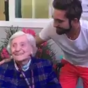 Kendji Girac rencontre Jeanne, sa fan centenaire, à la maison de retraite Les Olivades à Nîmes, le 13 juillet 2016.