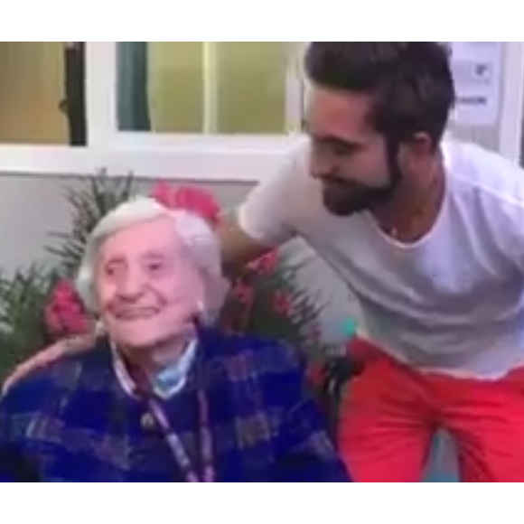 Kendji Girac rencontre Jeanne, sa fan centenaire, à la maison de retraite Les Olivades à Nîmes, le 13 juillet 2016.