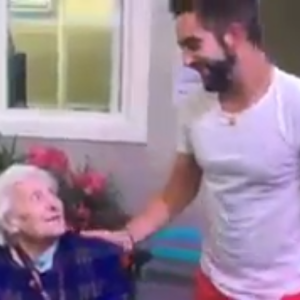 Kendji Girac rencontre Jeanne, sa fan centenaire, à la maison de retraite Les Olivades à Nîmes, le 13 juillet 2016.