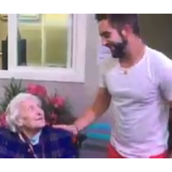 Kendji Girac rencontre Jeanne, sa fan centenaire, à la maison de retraite Les Olivades à Nîmes, le 13 juillet 2016.