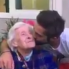 Kendji Girac rencontre Jeanne, sa fan centenaire, à la maison de retraite Les Olivades à Nîmes, le 13 juillet 2016.