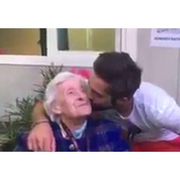 Kendji Girac rencontre Jeanne, sa fan centenaire, à la maison de retraite Les Olivades à Nîmes, le 13 juillet 2016.