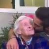 Kendji Girac rencontre Jeanne, sa fan centenaire, à la maison de retraite Les Olivades à Nîmes, le 13 juillet 2016.