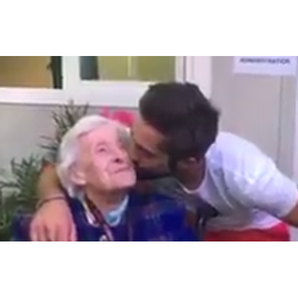 Kendji Girac rencontre Jeanne, sa fan centenaire, à la maison de retraite Les Olivades à Nîmes, le 13 juillet 2016.