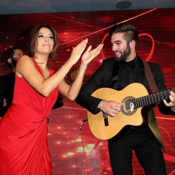 Exclusif - Eva Longoria (robe Monsoori, bijoux Messika) danse avec Kendji Girac - Dîner du Global Gift Gala au profit de L'Unicef France Frimousses de Créateurs, de The Global Gift Foundation et The Eva Longoria Foundation, organisé au Four Seasons Hôtel George V à Paris, le 25 mai 2015.