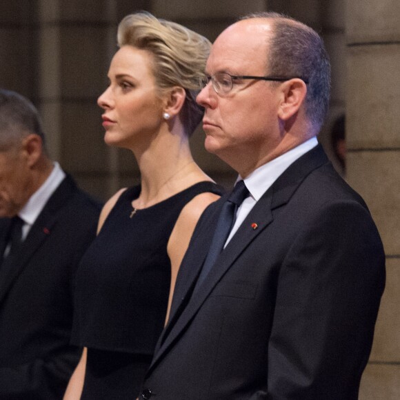 Le prince Albert et la princesse Charlene de Monaco ont souhaité se recueillir et prier, samedi 16 juillet, lors d'une messe célébrée par Mgr Bernard Barsi en hommage aux victimes et aux blessés de l'attentat de Nice le soir de la Fête nationale française. © Gaëtan Luci/Palais Princier/Pool restreint Monaco/Bestimage