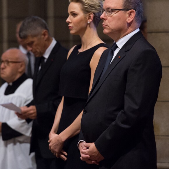 Le prince Albert et la princesse Charlene de Monaco ont souhaité se recueillir et prier, samedi 16 juillet, lors d'une messe célébrée par Mgr Bernard Barsi en hommage aux victimes et aux blessés de l'attentat de Nice le soir de la Fête nationale française. © Gaëtan Luci/Palais Princier/Pool restreint Monaco/Bestimage