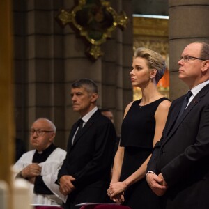 Le prince Albert et la princesse Charlene de Monaco ont souhaité se recueillir et prier, samedi 16 juillet, lors d'une messe célébrée par Mgr Bernard Barsi en hommage aux victimes et aux blessés de l'attentat de Nice le soir de la Fête nationale française. © Gaëtan Luci/Palais Princier/Pool restreint Monaco/Bestimage