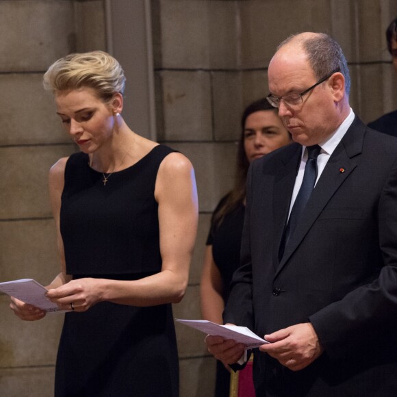 Le prince Albert et la princesse Charlene de Monaco ont souhaité se recueillir et prier, samedi 16 juillet, lors d'une messe célébrée par Mgr Bernard Barsi en hommage aux victimes et aux blessés de l'attentat de Nice le soir de la Fête nationale française. © Gaëtan Luci/Palais Princier/Pool restreint Monaco/Bestimage