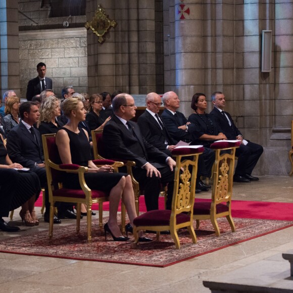 Le prince Albert et la princesse Charlene de Monaco ont souhaité se recueillir et prier, samedi 16 juillet, lors d'une messe célébrée par Mgr Bernard Barsi en hommage aux victimes et aux blessés de l'attentat de Nice le soir de la Fête nationale française. © Gaëtan Luci/Palais Princier/Pool restreint Monaco/Bestimage