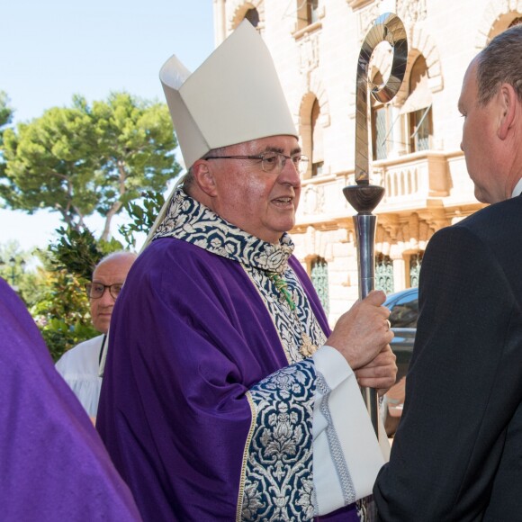 Le prince Albert et la princesse Charlene de Monaco saluant samedi 16 juillet Mgr Bernard Barsi à l'occasion de la messe en hommage aux victimes et aux blessés de l'attentat de Nice le soir de la Fête nationale française. © Gaëtan Luci/Palais Princier/Pool restreint Monaco/Bestimage