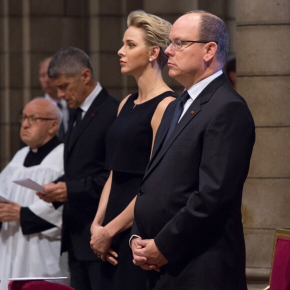 Le prince Albert et la princesse Charlene de Monaco ont souhaité se recueillir et prier, samedi 16 juillet, lors d'une messe célébrée par Mgr Bernard Barsi en hommage aux victimes et aux blessés de l'attentat de Nice le soir de la Fête nationale française. © Gaëtan Luci/Palais Princier/Pool restreint Monaco/Bestimage