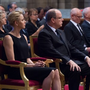 Le prince Albert et la princesse Charlene de Monaco ont souhaité se recueillir et prier, samedi 16 juillet, lors d'une messe célébrée par Mgr Bernard Barsi en hommage aux victimes et aux blessés de l'attentat de Nice le soir de la Fête nationale française. © Gaëtan Luci/Palais Princier/Pool restreint Monaco/Bestimage