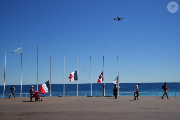 Drapeaux en berne sur la plage à Nice au lendemain de l'attaque du 14 juillet qui a fait 84 morts à Nice sur la promenade des Anglais. © Bruno Bebert/Bestimage