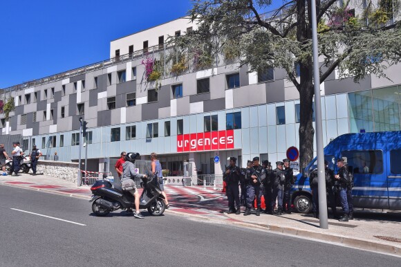 Devant l'hôpital Pasteur, où ont été admis les blessés de l'attentat de Nice, le 15 juillet 2016. © Bruno Bebert/Bestimage