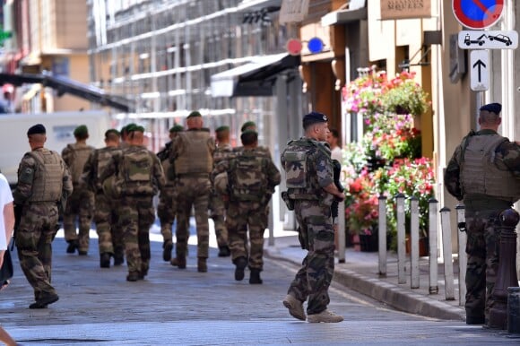 Patrouille de militaires dans la ville de Nice au lendemain de l'attaque du 14 juillet, le 15 juillet 2016. © Bruno Bebert/Bestimage