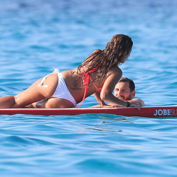 Moments de détente pour Lionel Messi et sa belle Antonella. L'attaquant du FC Barcelone profitait le 12 juillet 2016 de ses vacances en famille avec sa femme Antonella Roccuzzo, leurs fils Thiago et Mateo et leurs proches à Ibiza.