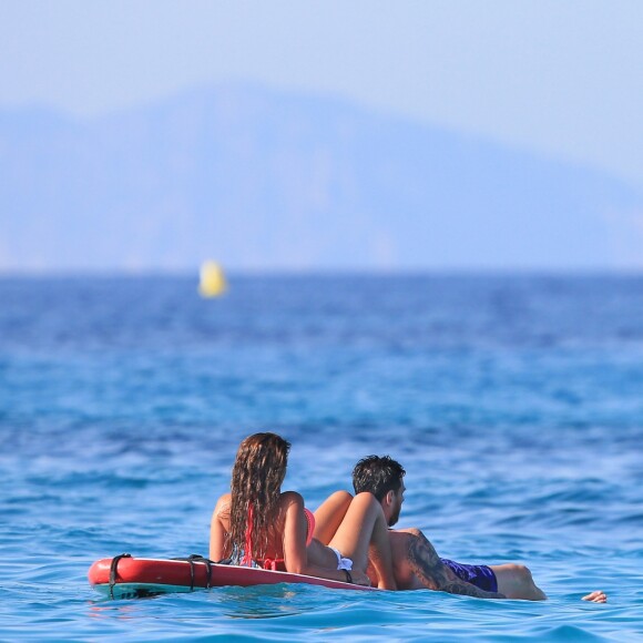 Moments de détente pour Lionel Messi et sa belle Antonella. L'attaquant du FC Barcelone profitait le 12 juillet 2016 de ses vacances en famille avec sa femme Antonella Roccuzzo, leurs fils Thiago et Mateo et leurs proches à Ibiza.