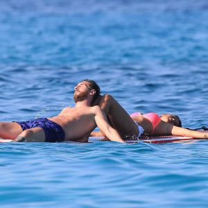 Moments de détente pour Lionel Messi et sa belle Antonella. L'attaquant du FC Barcelone profitait le 12 juillet 2016 de ses vacances en famille avec sa femme Antonella Roccuzzo, leurs fils Thiago et Mateo et leurs proches à Ibiza.