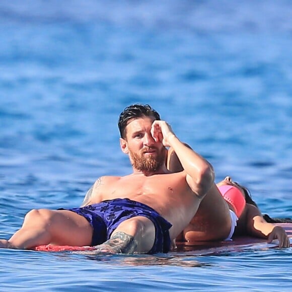 Moments de détente pour Lionel Messi et sa belle Antonella. L'attaquant du FC Barcelone profitait le 12 juillet 2016 de ses vacances en famille avec sa femme Antonella Roccuzzo, leurs fils Thiago et Mateo et leurs proches à Ibiza.