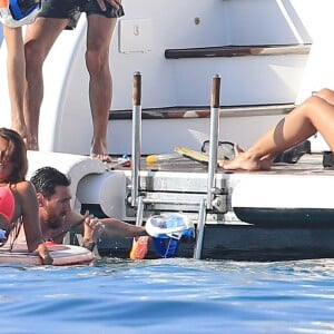 Moments de détente pour Lionel Messi et sa belle Antonella. L'attaquant du FC Barcelone profitait le 12 juillet 2016 de ses vacances en famille avec sa femme Antonella Roccuzzo, leurs fils Thiago et Mateo et leurs proches à Ibiza.