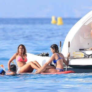 Lionel Messi profitait le 12 juillet 2016 de ses vacances en famille avec sa femme Antonella Roccuzzo, leurs fils Thiago et Mateo et leurs proches à Ibiza.