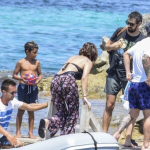 Lionel Messi profitait le 12 juillet 2016 de ses vacances en famille avec sa femme Antonella Roccuzzo, leurs fils Thiago et Mateo et leurs proches à Ibiza.