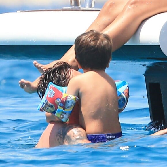 Lionel Messi et son fils Thiago. Le footballeur profitait le 12 juillet 2016 de ses vacances en famille avec sa femme Antonella Roccuzzo, leurs fils Thiago et Mateo et leurs proches à Ibiza.