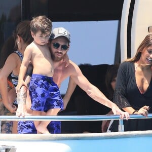 Lionel Messi et son fils Thiago. Le footballeur profitait le 12 juillet 2016 de ses vacances en famille avec sa femme Antonella Roccuzzo, leurs fils Thiago et Mateo et leurs proches à Ibiza.