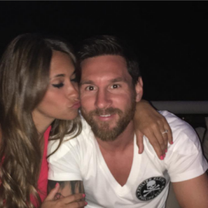 Antonella Roccuzzo et Lionel Messi lors de leurs vacances dans les Baléares, en juillet 2016. Photo Instagram.