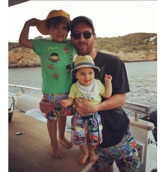 Lionel Messi photographié avec ses fils Thiago et Mateo par sa compagne Antonella Roccuzzo lors de leurs vacances dans les Baléares, en juillet 2016. Photo Instagram.