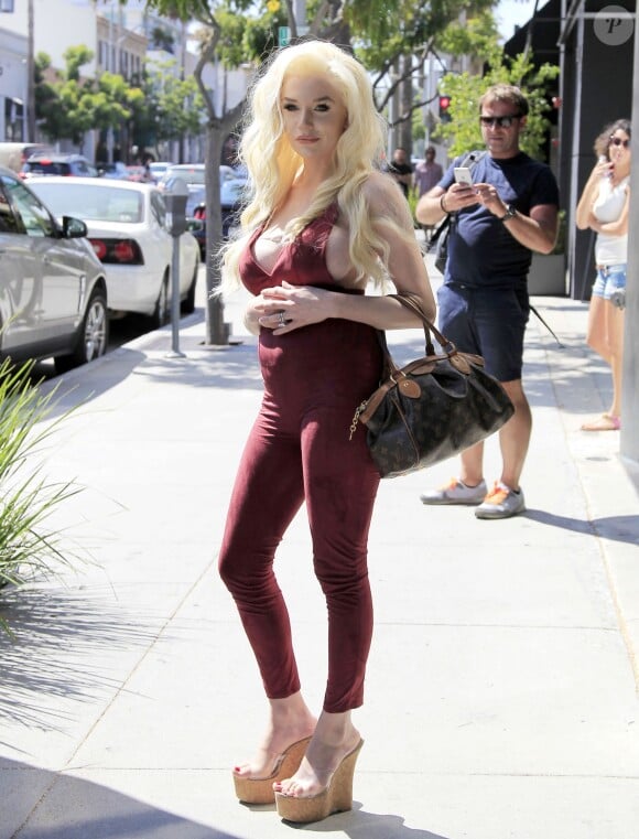 Courtney Stodden, enceinte, et Plastic Martyr font du shopping à Beverly Hills le 7 juillet 2016.