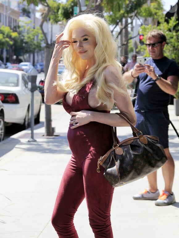 Courtney Stodden, enceinte, et Plastic Martyr font du shopping à Beverly Hills le 7 juillet 2016