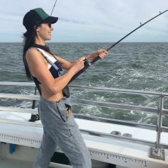 Laura Prepon en pleine partie de pêche à Cape May (New Jersey), début juillet 2016. Selon les photos que publient Us Weekly, elle était accompagnée par Ben Foster, qui serait son nouveau compagnon.