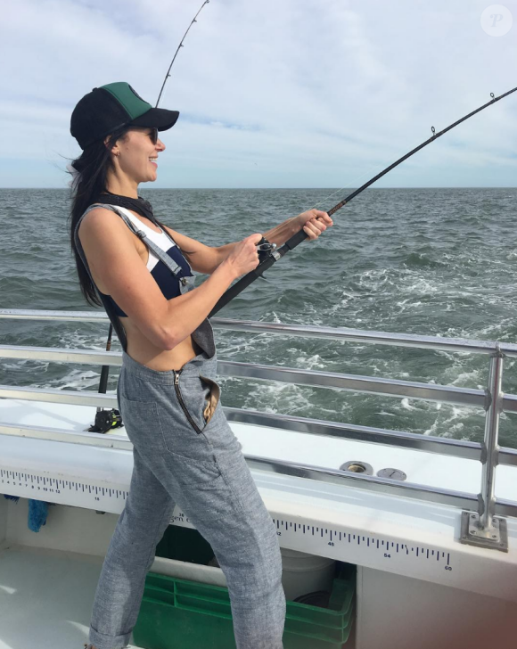 Laura Prepon en pleine partie de pêche à Cape May (New Jersey), début juillet 2016. Selon les photos que publient Us Weekly, elle était accompagnée par Ben Foster, qui serait son nouveau compagnon.