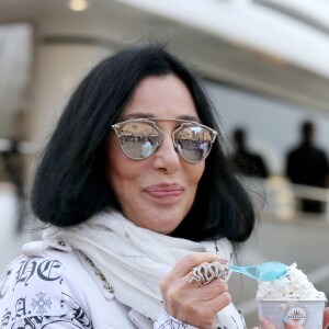 La Chanteuse Cher mange une glace sur le port de Saint tropez avec des amies, le Juin 19, 2016. © Crystal/Bestimage