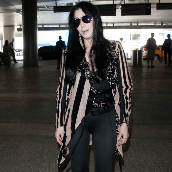 La chanteuse Cher arrive à l'aéroport de Los Angeles pour prendre un vol, le 23 juin 2015.