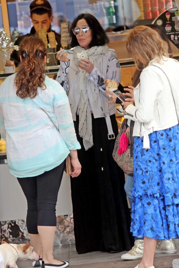 La Chanteuse Cher mange une glace sur le port de Saint tropez avec des amies, le Juin 19, 2016. © Crystal/Bestimage