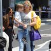 Kate Hudson et son fils Bingham arrivent à l'aéroport de Rome le 6 juillet 2016. Elle vient pour une soirée Fendi.