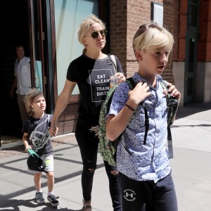 Kate Hudson avec ses fils Ryder et Bingham, quittent le Greenwich Hotel à New York, le 12 juin 2016.