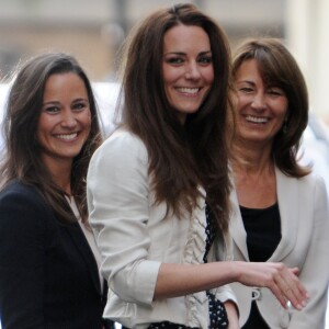 Pippa, Kate et Carole Middleton le 28 avril 2011 à la veille du mariage de Kate avec le prince William.