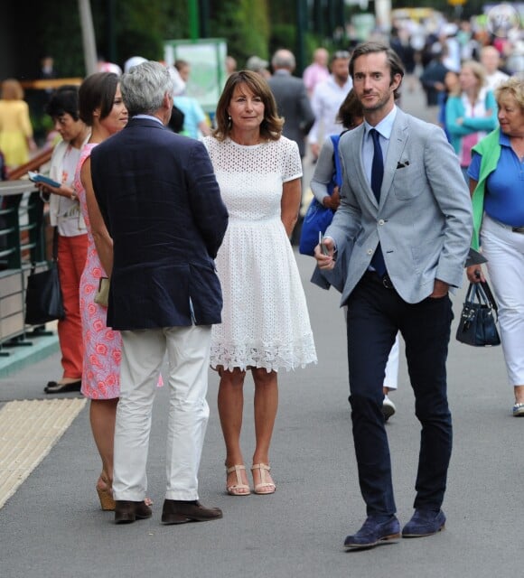 Pippa Middleton avec ses parents Michael et Carole et, au premier plan, son compagnon James Matthews à Wimbledon le 6 juillet 2016