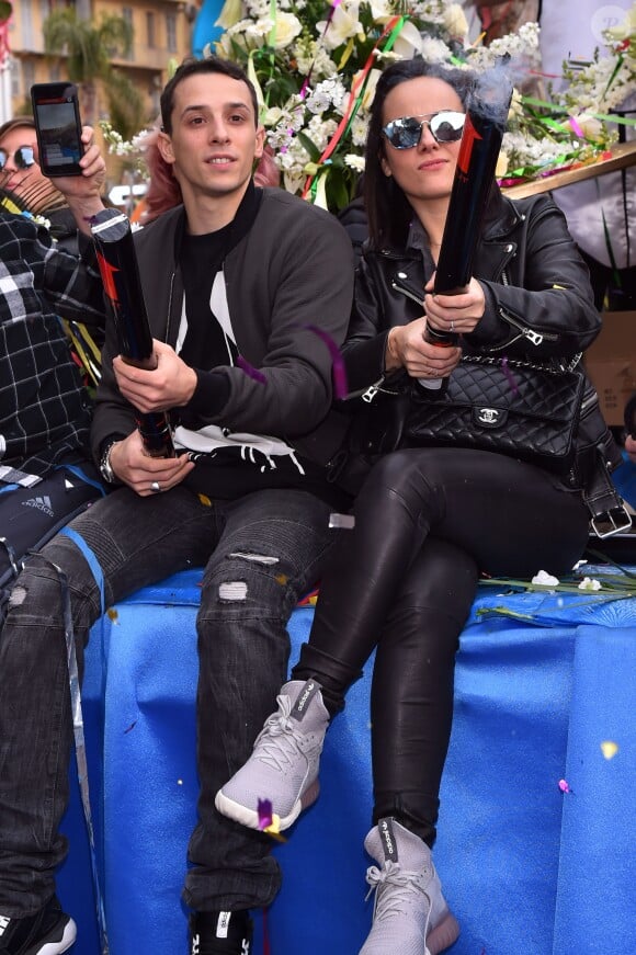 Grégoire Lyonnet et sa compagne Alizée - La troupe de Danse avec les Stars participe à la 4ème bataille de Fleurs dans le cadre du Carnaval 2016 à Nice le 24 février 2016. Elle a profité de sa présence à Nice lors de sa tournée pour faire un passage sur le Corso sur le char de la Reine du Carnaval. Cette année le thème du Carnaval était "Les Médias". La manifestation se termine dimanche 28 février. © Bruno Bebert/Bestimage