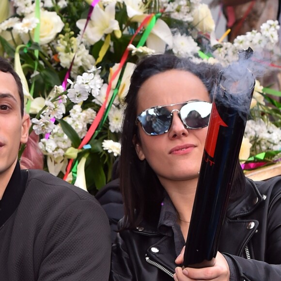Grégoire Lyonnet et sa compagne Alizée - La troupe de Danse avec les Stars participe à la 4ème bataille de Fleurs dans le cadre du Carnaval 2016 à Nice le 24 février 2016. Elle a profité de sa présence à Nice lors de sa tournée pour faire un passage sur le Corso sur le char de la Reine du Carnaval. Cette année le thème du Carnaval était "Les Médias". La manifestation se termine dimanche 28 février. © Bruno Bebert/Bestimage