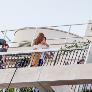 Dakota Johnson et Jamie Dornan sur le balcon d'un immeuble dans le 16e arrondissement pour le tournage "50 nuances plus sombres", à Paris, France le 19 juillet 2016.