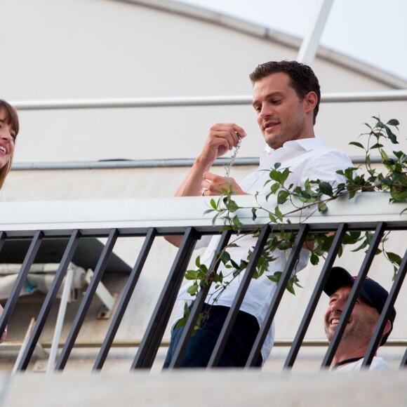 Dakota Johnson et Jamie Dornan sur le balcon d'un immeuble dans le 16e arrondissement pour le tournage "50 nuances plus sombres", à Paris, France le 19 juillet 2016.