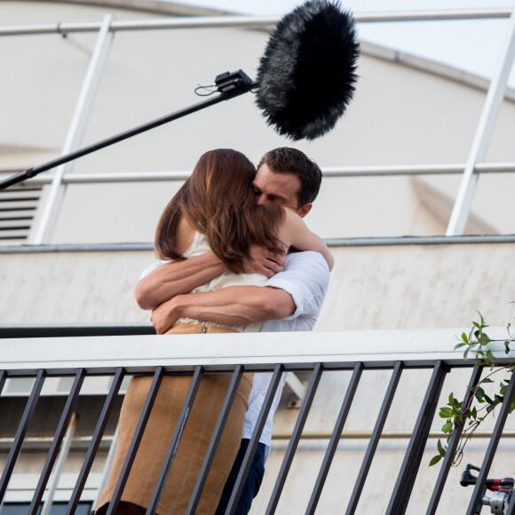 Dakota Johnson et Jamie Dornan sur le balcon d'un immeuble dans le 16e arrondissement pour le tournage "50 nuances plus sombres", à Paris, France le 19 juillet 2016.