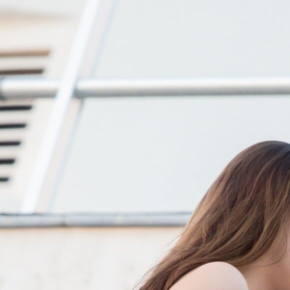 Dakota Johnson et Jamie Dornan sur le balcon d'un immeuble dans le 16e arrondissement pour le tournage "50 nuances plus sombres", à Paris, France le 19 juillet 2016.