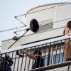 Dakota Johnson et Jamie Dornan sur le balcon d'un immeuble dans le 16e arrondissement pour le tournage "50 nuances plus sombres", à Paris, France le 19 juillet 2016.